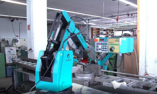 Roboter für die Metallverarbeitung